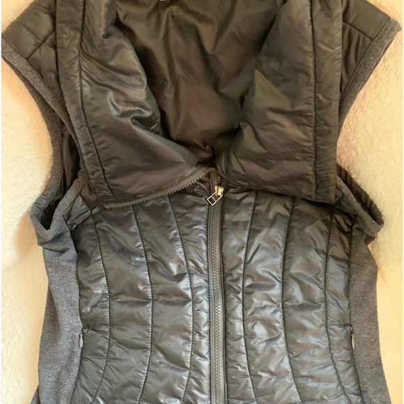 Athleta Vail Vest Black Grey Small Semi-Fitted PrimaLoft Eco Polyester travel - Picture 8 of 12